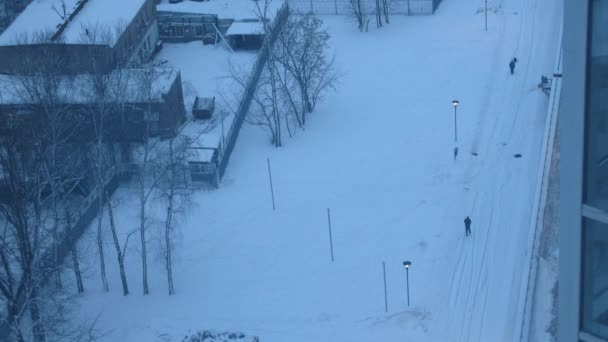 Das Sicherheitspersonal bewacht das Gebiet des Mehrfamilienhauses — Stockvideo