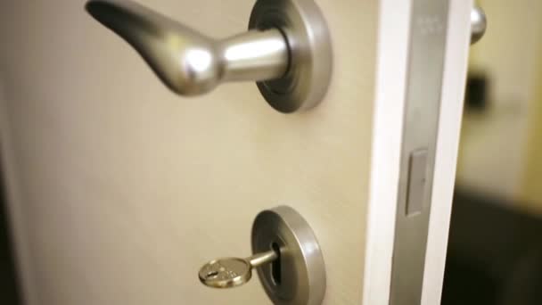 用嵌入式的锁和插入的钥匙的门 — 图库视频影像