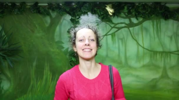 Nő gyönyörű trópusi pillangó fogás — Stock videók
