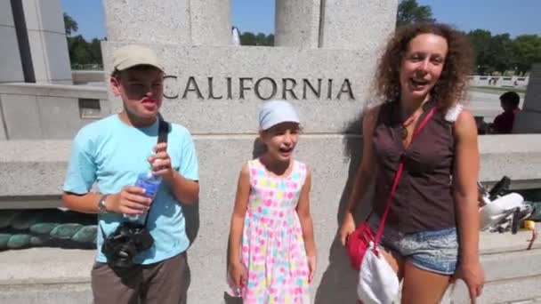 Madre con niños de pie cerca de texto California en National Mall — Vídeos de Stock