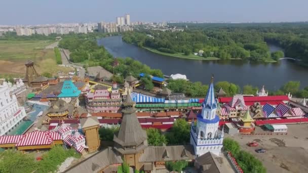 Architectural complex of entertainment center Kremlin on shore — Stock Video