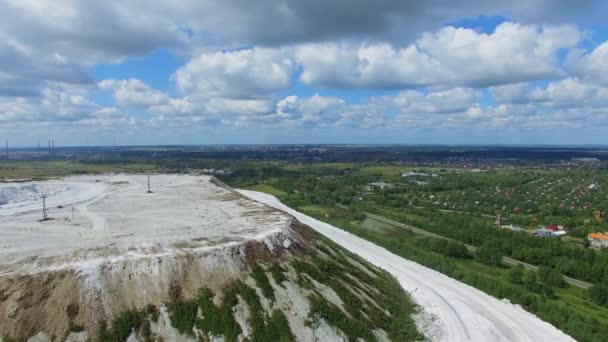 Montaña contra paisaje con pueblos en verano — Vídeos de Stock