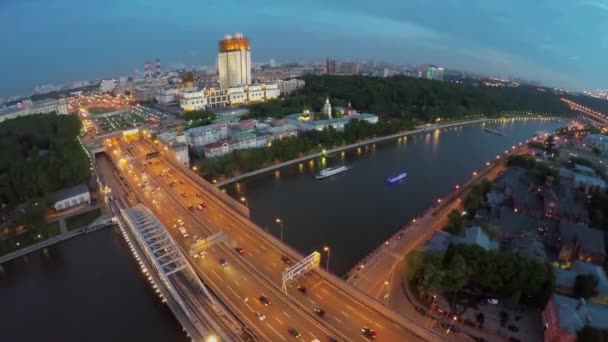 Nave illuminata naviga vicino al ponte Novoandreevsky — Video Stock