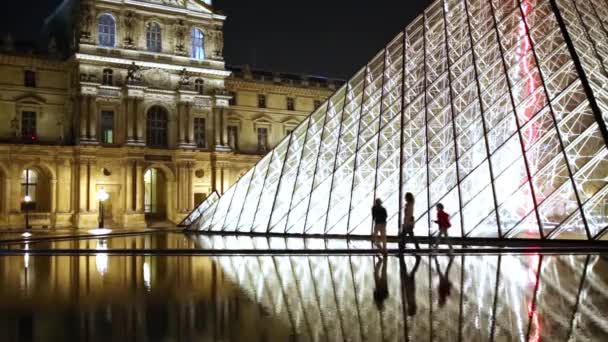 Belysta glas pyramiden Louvren i Paris — Stockvideo