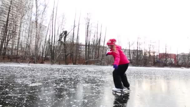 Девушка и женщина катаются на коньках по замерзшему болоту — стоковое видео