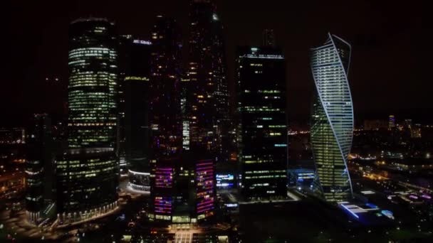 Международный бизнес-центр против городского пейзажа с освещением — стоковое видео