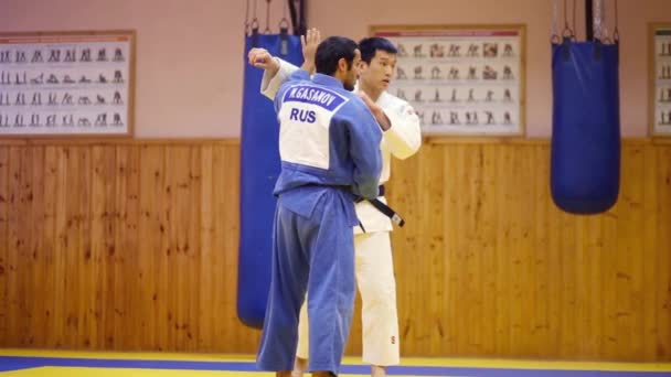 Hombres trabajando fuera de la lucha en el gimnasio — Vídeos de Stock