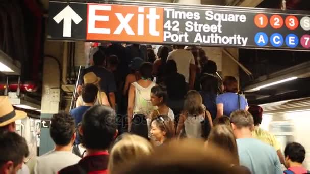 Многие люди в метро в Нью-Йорке — стоковое видео