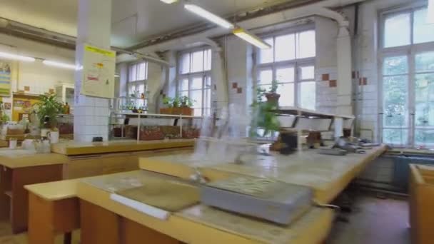 Scrivanie lunghe con fiale in laboratorio di Università — Video Stock