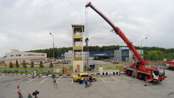 Camion de pompiers avec une grue soulève voiture sur le territoire de la caserne de pompiers — Video