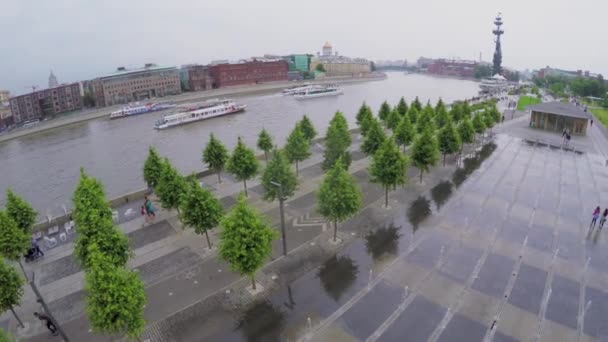 Dry fountain on embankment with people — Stock Video