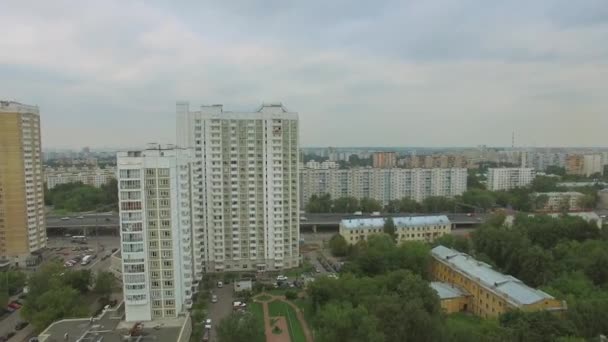 Stadtbild mit Verkehr auf der Autobahn Jaroslawskoje — Stockvideo