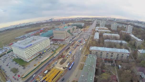 Panorama i byen med trafikk nær byggeplassen – stockvideo