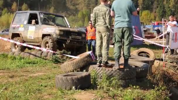 Car goes in dirty puddle in off-road competition — Stock Video
