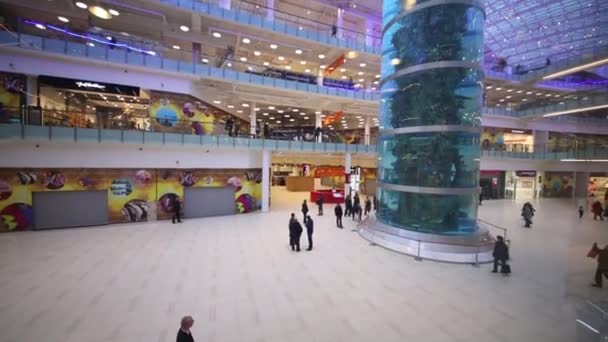 Hall with huge aquarium in shopping center — Stock Video