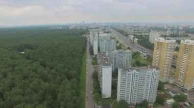 Townscape karayolu üzerinde taşıma trafik ile