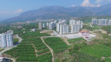 Konut ve dağlar yakınındaki tarım alanları 