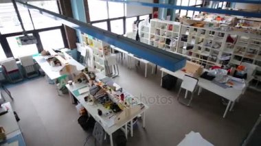 Öğrenciler eğitim için modern boş atölye