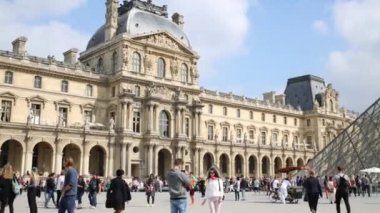 Mahkeme Napolyon ile cam piramit Louvre Müzesi'nde