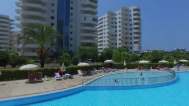 İnsanlar geri kalan otel My Marine Residence havuza girecek. 