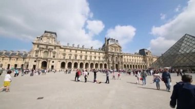 Mahkeme Napolyon ile cam piramit Louvre Müzesi'nde