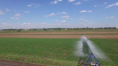 Çiftlik alanı ıslatma güneşli gün