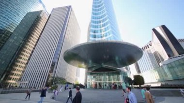 Edf Kulesi Paris karşı street tarafından insanlar yürümek