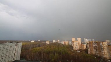 bulutlar gökyüzünde hızlı hareket 