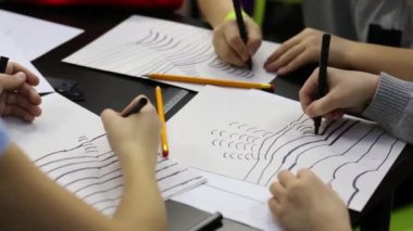 Çocuk boyalı el çizgileri çizer 