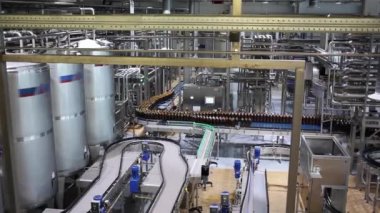 Moskova Brewing Company şişelerde ile konveyör