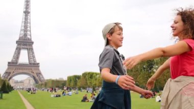 Anne ve oğlu karşılamak ve iplik'ın bahçesinde kucaklamak