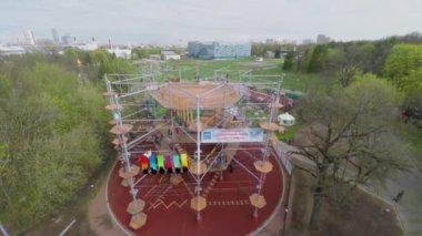 İnsanlar eğlenceli uzun ip Park Skytown içinde olsun.