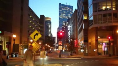 İnsanlar akşam Boston'da sokak yürüyüş