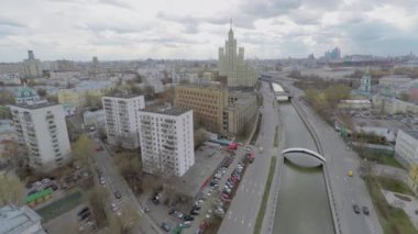 Cityscape setin Nehri'nin üzerinde araba trafik ile