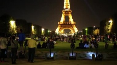 Eyfel Kulesi Paris yakın kişi