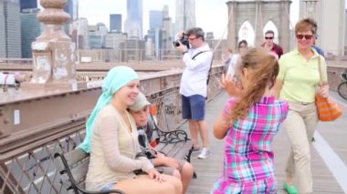 Kadın ve çocuk Brooklyn Köprüsü'nde kız vuruyor