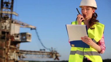 Kadın işçi bir radyo kariyerinde Stacker konuşurken