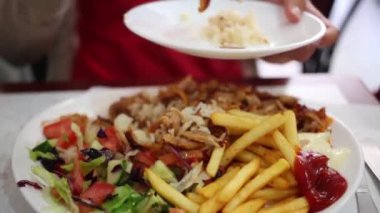 eller yemek daha küçük tabak koyun.