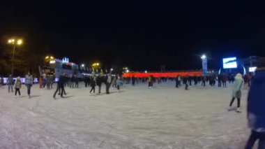 İnsanlar akşam pistte sürme