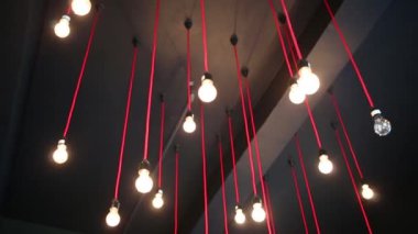Karanlık odada lambalar ile asılı tavan