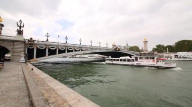 Seine Nehri üzerinde tekne yüzen