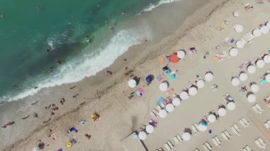 Deniz beach yakınındaki insanlar yüzmek 