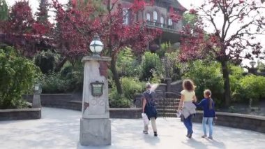 Frontierland Disneyland Paris içinde hayalet manor