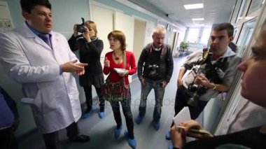 Basın temsilcileriyle konuşurken doktor