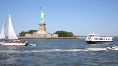 Yelkenli gemi ve New York'taki Özgürlük Anıtı