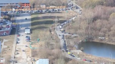 Park ve orman yakınındaki köprüde trafik taşır 