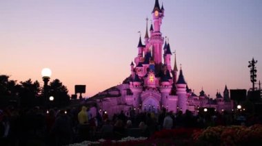 Disneyland Paris akşamları kalede