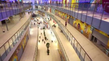 Aviapark içinde birkaç katlı uzun koridor