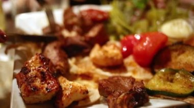 eller adet kebabı lavaş üzerinde kesmek 
