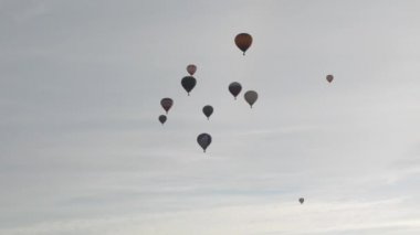 Birkaç balon sabah gökyüzüne uçan